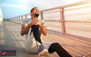 ورزشکاری که دچار زانو درد در هنگام خم شدن شده است