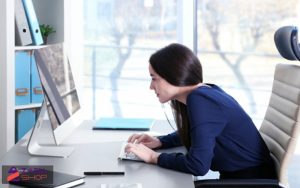 خانمی که دچاری صافی کمر شده است