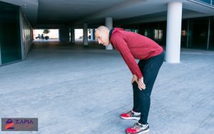 تق تق کردن زانو یک مرد