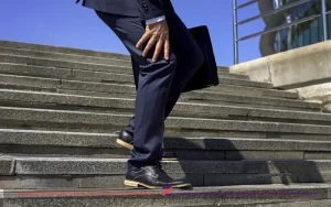 نرمی غضروف کشکک زانو برای بالا رفتن از پله