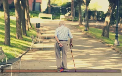 پیاده روی یک سالمند برای درمان زانو درد