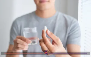 شخصی در حال خوردن قرص سیاتیک برای کمر درد